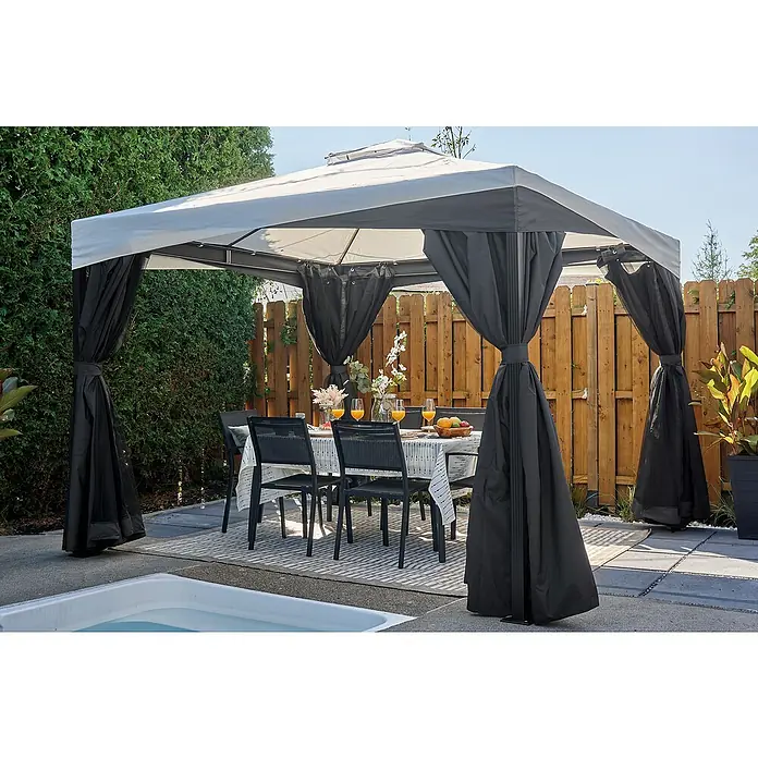 Sojag Standard-Pavillon Malta 1014 - L x B: 305 x 430 cm - Ein weißes und dunkelgraues Outdoor-Gartenpavillon mit schwarzen Sichtschutzvorhängen, spendet Schatten für einen Essbereich im Freien am Pool.