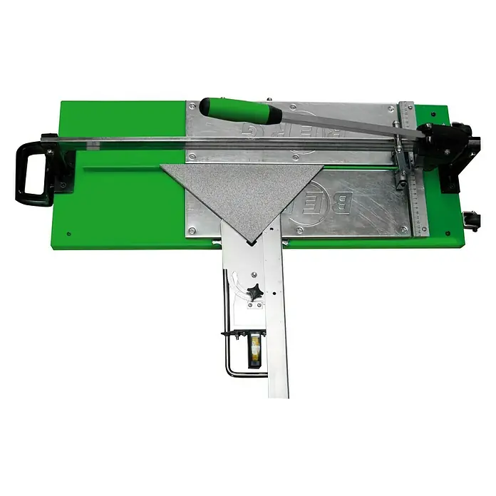 Berg Handfliesenschneider BTC 640 - Max. Schnittlänge: 640 mm, Max. Fliesenstärke: 20 mm - Nahaufnahme eines Fliesenschneiders mit grüner Basis und grauem Dreieck, ideal zum präzisen Zuschneiden von Fliesen.