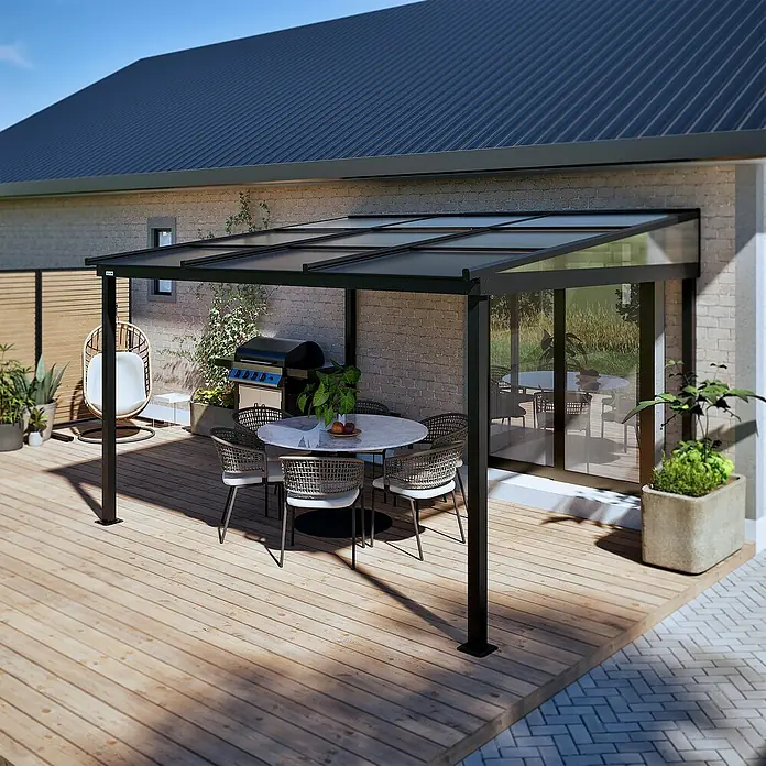 Sojag Terrassenüberdachung Budavar - Schwarz, Metall, L x B x H: 298,5 x 366,5 x 243 cm - Schwarze Terrassenüberdachung mit transparenten Dachpaneelen über einer Holzterrasse, die einen geschützten Außenwohnbereich schafft.