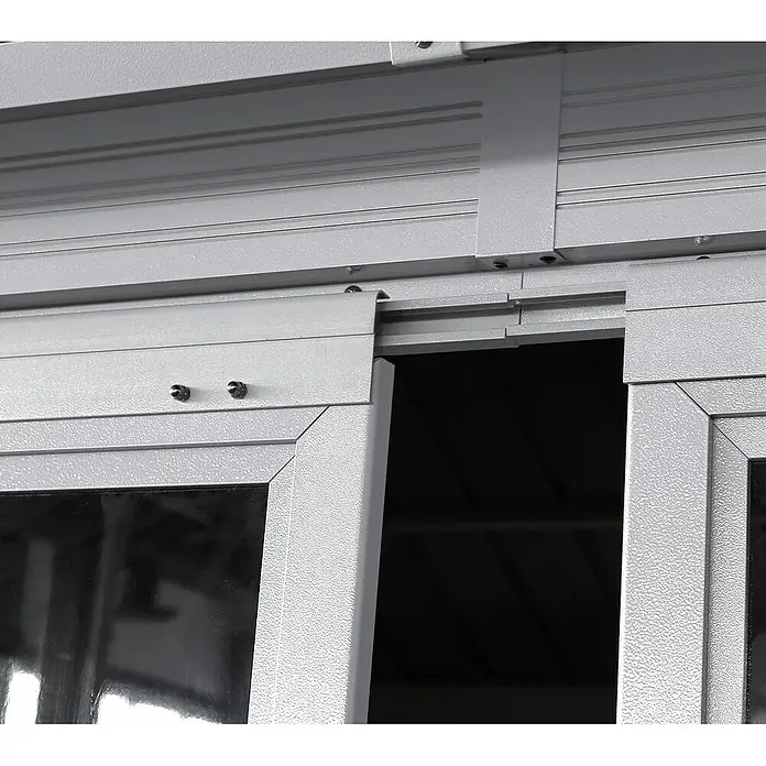 Sojag Standard-Pavillon Olan 1017 - Grau, Schwarz, Metall, L x B x H: 310 x 529,5 x 291 cm - Nahaufnahme eines grauen, strukturierten Metallschiebetürrahmens und Schienensystems mit einem Teil einer klaren Paneeltür.