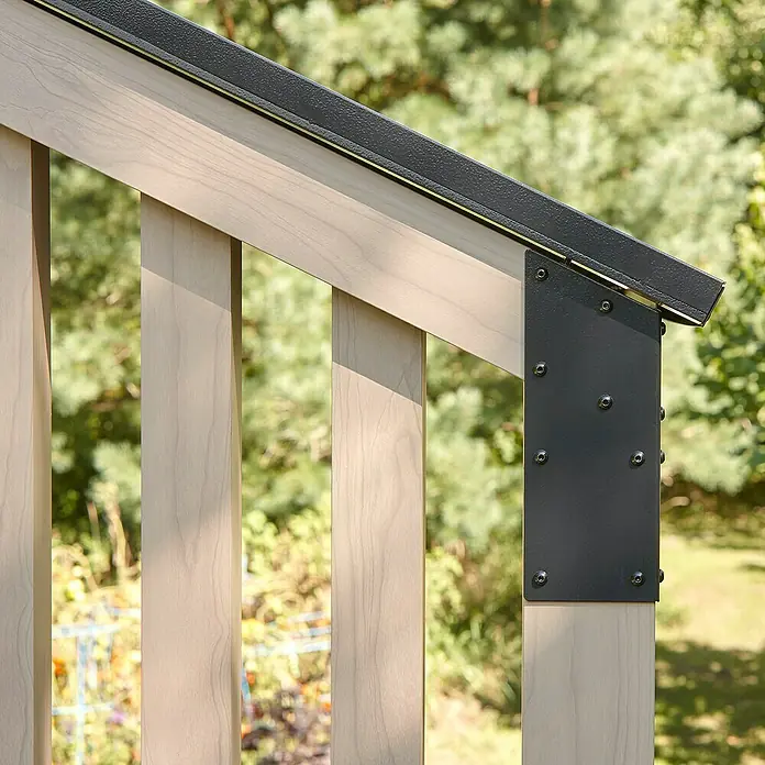 Sojag Standard-Pavillon Lito 1012 - L x B x H: 368,4 x 298 x 296 cm, Natur/Schwarz, Aluminium - Moderner Außengeländerabschnitt mit hellen Holzoptik-Pfosten und Handlauf, befestigt mit einer dunklen Metallverbindungsklammer.