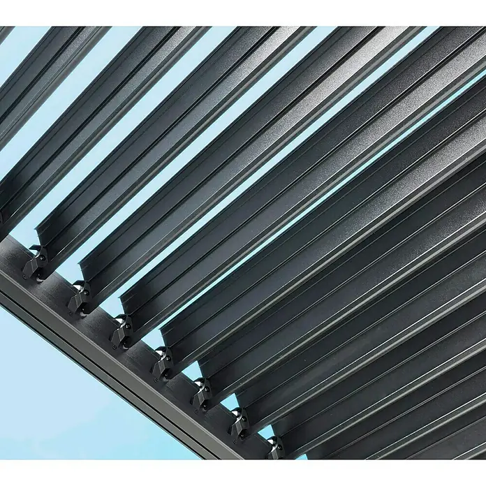 Sojag Terrassenüberdachung Hana - Metall, Schwarz, L x B x H: 305,3 x 399,4 x 270,1 cm - Dunkelgraue, verstellbare Lamellen einer modernen Pergola vor blauem Himmel, von unten gesehen.