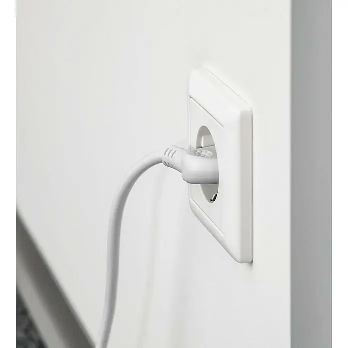 Hama Steckdosenleiste 3-fach 223020 - Kabellänge: 2,5 m - Weißer Netzstecker in einer weißen Steckdose.