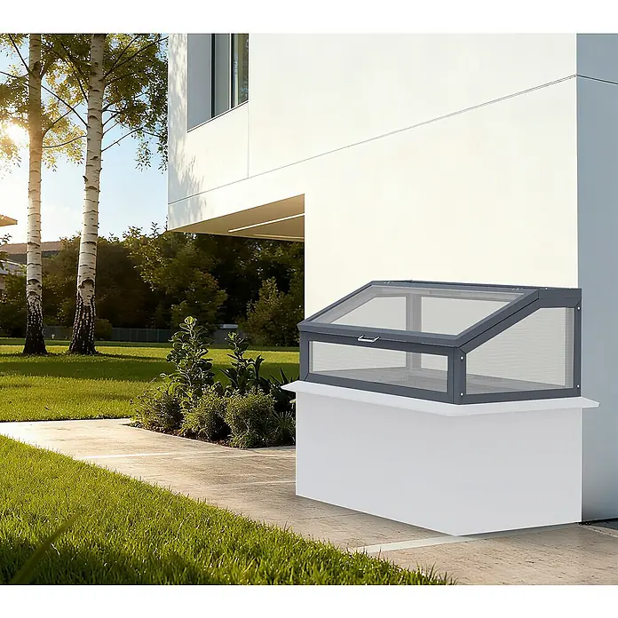 Westmann Frühbeet-Aufsatz Tega - Passend für: Westmann Hochbeete Primus M und Plexa, L x B x H: 100 x 50 x 36 cm - Graues Frühbeet mit transparenten gerippten Platten auf weißem Sockel, im Freien an einem modernen Gebäude.