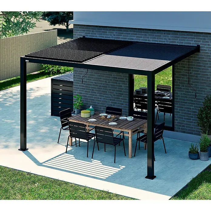 Sojag Terrassenüberdachung Hana - Metall, Schwarz, L x B x H: 305,3 x 399,4 x 270,1 cm - Schwarze Metallpergola mit verstellbarem Lamellendach, an einem Backsteinhaus, über einem Essbereich im Freien.