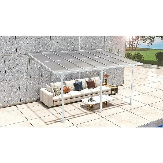 Westmann Terrassenüberdachung Bruce - Metall, Weiß, L x B x H: 300 x 435 x 270 mm - Weiße Terrassenüberdachung mit lichtdurchlässigem Dach über einem Outdoor-Sofa und Couchtisch auf einer gefliesten Terrasse.