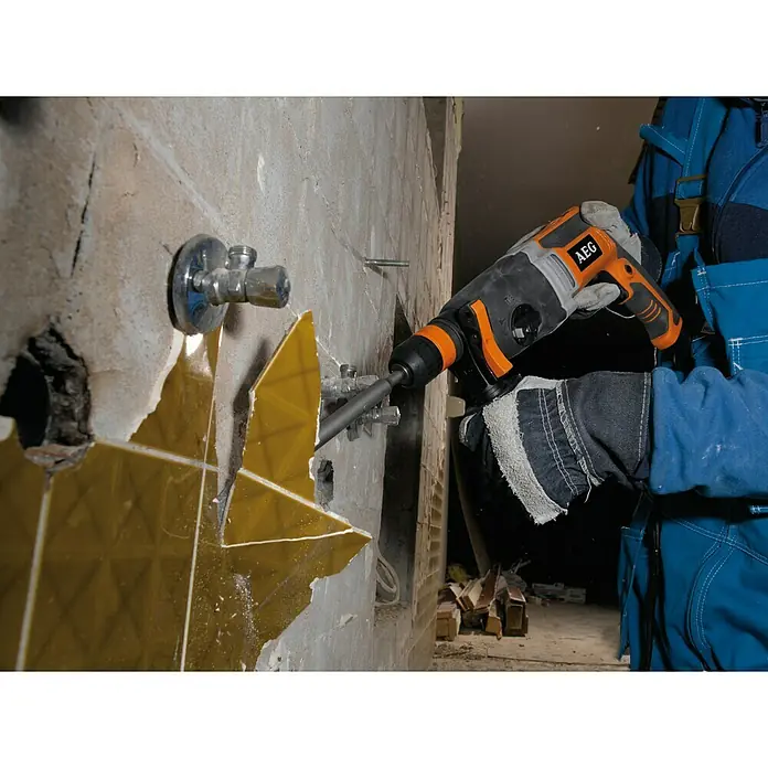 AEG Powertools Kombihammer KH 28 Super XE - 1.010 W, 2,8 J, SDS-Plus-Aufnahme - Ein AEG Bohrhammer wird zum Entfernen von Fliesen von einer Badezimmerwand verwendet. Hervorragende Leistung beim Renovieren.