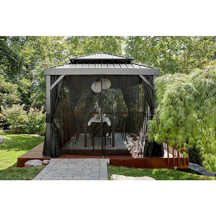 Sojag Standard-Pavillon London 1014 - L x B x H: 424,3 x 299,3 x 310 cm, Aluminium, Schwarz - Dunkelgrauer Metallpavillon mit schwarzem Netz auf Holzdeck, als Essbereich im Garten eingerichtet.