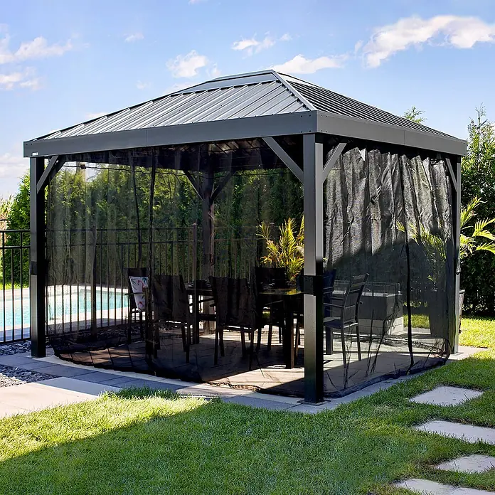 Sojag Standard-Pavillon Kiruna 1012 - Anthrazit, Metall, L x B x H: 299,3 x 364,3 x 297,6 cm - Dunkelgrauer Metallpavillon mit Wellblechdach und schwarzen Netzvorhängen, im Garten am Pool aufgestellt.