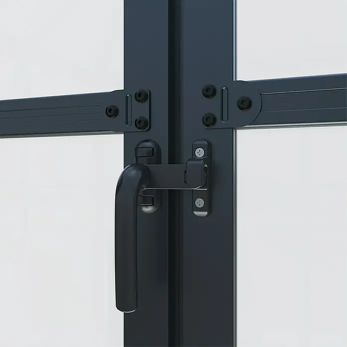Westmann Gewächshaus Suprema M - Außenbreite inkl. Dachüberstand: 284 cm, Schwarz - Nahaufnahme eines dunkelgrauen Fenstergriffs und Rahmens, der Riegel und Befestigungen zeigt.