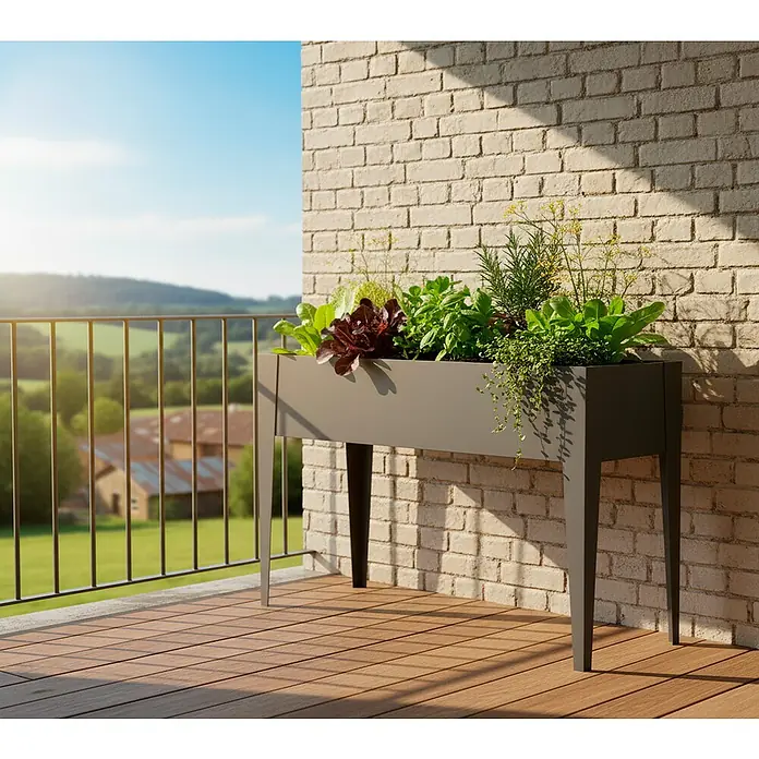 Westmann Hochbeet Vedura - 30 x 100 x 80 cm, Metall, Anthrazit - Dunkelgraues erhöhtes rechteckiges Pflanzgefäß, gefüllt mit Kräutern und Salaten auf einem Balkon.