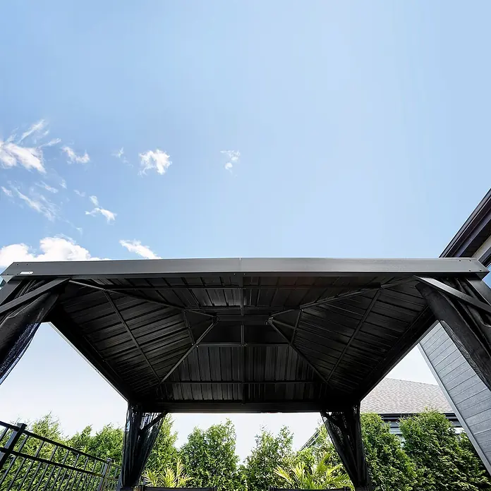 Sojag Standard-Pavillon Kiruna 1012 - Anthrazit, Metall, L x B x H: 299,3 x 364,3 x 297,6 cm - Schwarzes Metall-Gartenpavillon mit Wellblechdach und schwarzen Netzvorhängen, von unten im Freien gesehen.