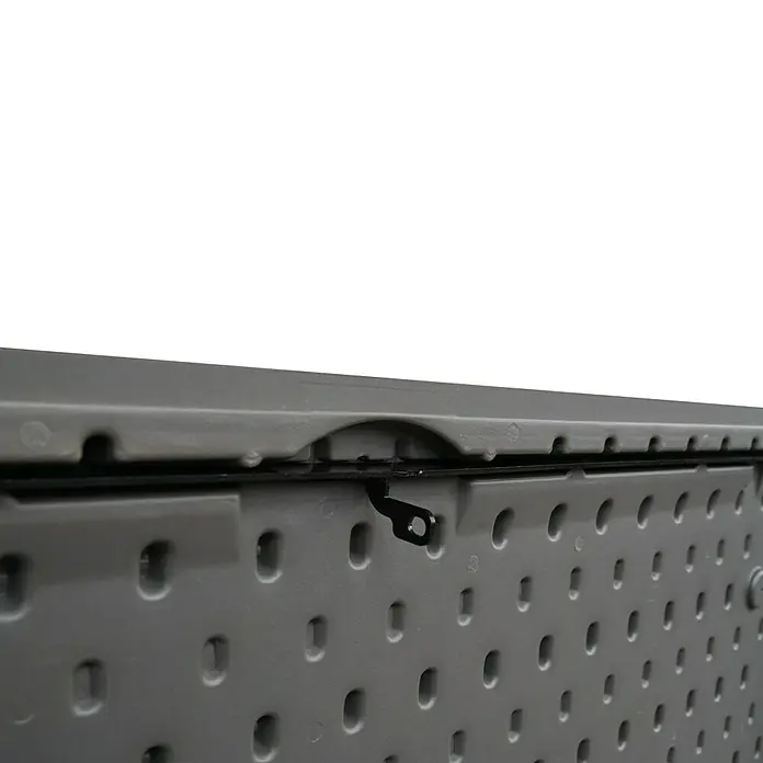 Westmann Kissenbox Alba - 63 x 128 x 64 cm, Kunststoff, Beige - Nahaufnahme einer grauen Kunststoff-Aufbewahrungsbox mit Scharnier, gelochter Oberfläche und schwarzem Verschlussmechanismus.