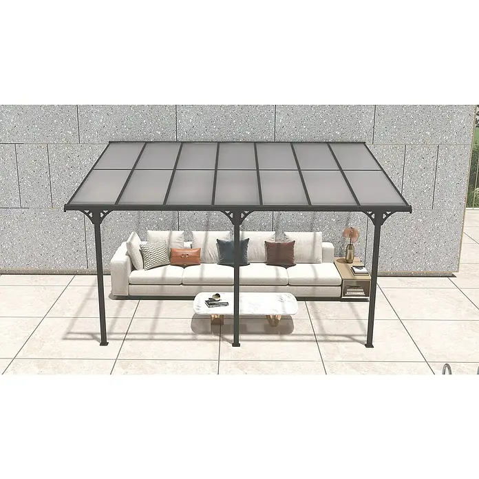Westmann Terrassenüberdachung Bruce - L x B x H: 300 x 435 x 270 cm, Schwarz - Dunkelgraue Metall-Terrassenpergola mit lichtdurchlässigen Dachpaneelen, die eine Outdoor-Sitzgruppe auf einer gefliesten Terrasse überdacht.