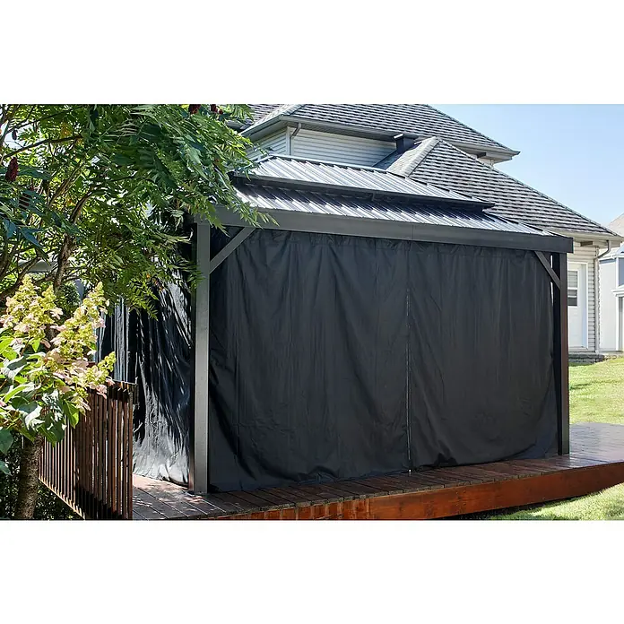Sojag Standard-Pavillon London 1014 - L x B x H: 424,3 x 299,3 x 310 cm, Aluminium, Schwarz - Schwarzer Outdoor-Pavillon mit Metall-Dach und Stoffseitenwänden auf einer Holzterrasse.