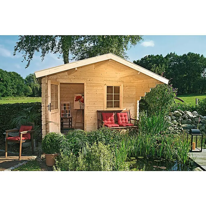 Kiehnholz Gartenhaus Stockholm - Außenmaß inkl. Dachüberstand (B x T): 340 x 393 cm, Holz, Natur - Ein gemütliches Gartenhaus aus Holz mit einem kleinen Teich davor, umgeben von üppigem Grün und Blumen.