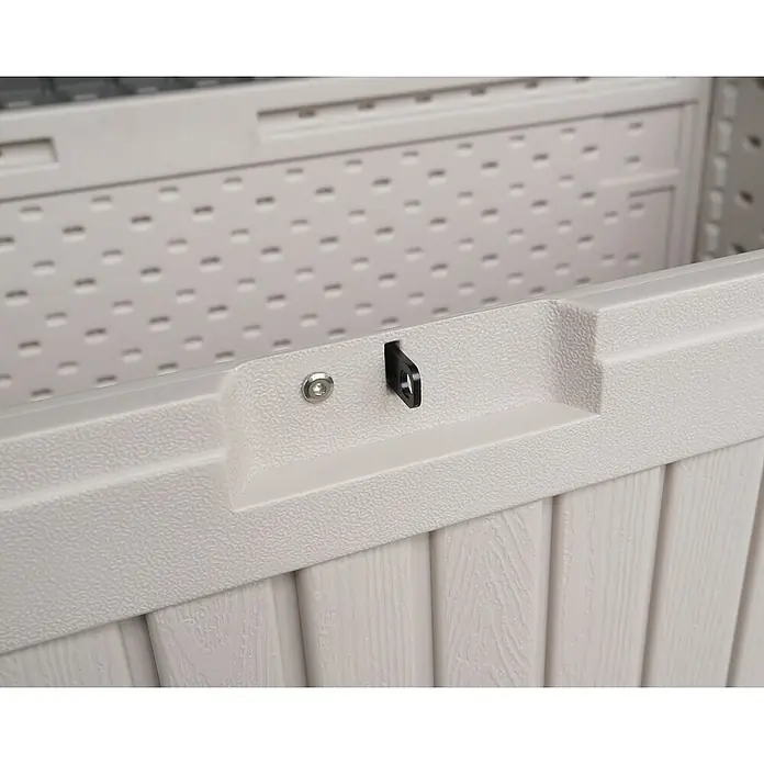 Westmann Kissenbox Alba - 63 x 128 x 64 cm, Kunststoff, Beige - Nahaufnahme einer hellbeigen, holzmaserierten Kunststoff-Aufbewahrungsbox mit silberner Schraube und schwarzer Vorhängeschlossöse am Deckelrand.