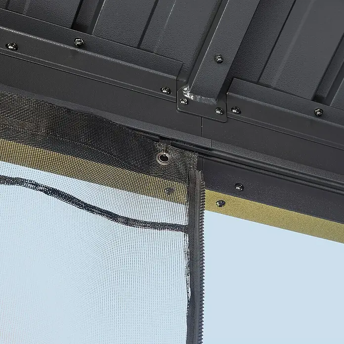 Sojag Standard-Pavillon Kiruna 1012 - Anthrazit, Metall, L x B x H: 299,3 x 364,3 x 297,6 cm - Nahaufnahme eines dunkelgrauen Pavillondachs aus Metall mit schwarzem Netzvorhang, Reißverschluss und Aufhängering.