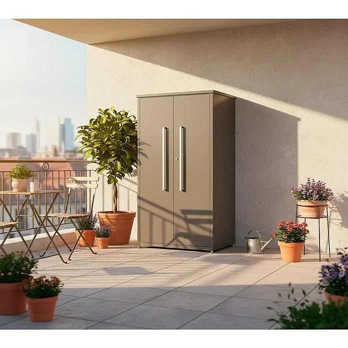 Westmann Gartenschrank - 65 x 90 x 187 cm, Anthrazit - Grauer Outdoor-Aufbewahrungsschrank mit zwei Türen auf einem Balkon, umgeben von Topfpflanzen und Gartenmöbeln.
