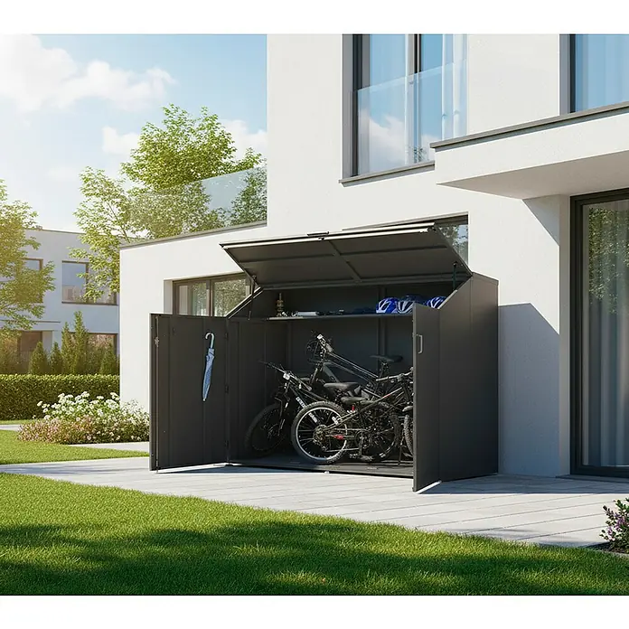 Westmann Fahrradgarage Linea - Anthrazit - Dunkelgrauer Fahrradschuppen aus Metall, geöffnet und gefüllt mit Fahrrädern, Helmen und einem Regenschirm, neben einem modernen Haus.