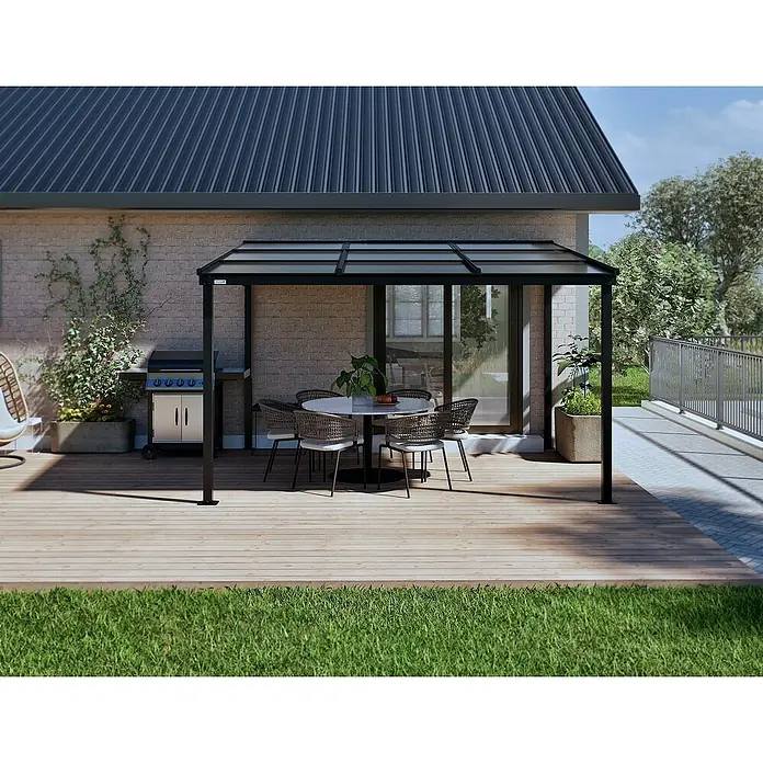 Sojag Terrassenüberdachung Budavar - Schwarz, Metall, L x B x H: 298,5 x 366,5 x 243 cm - Schwarz gerahmte Terrassenüberdachung mit dunklen Paneelen über einem Essbereich auf einer Holzterrasse.