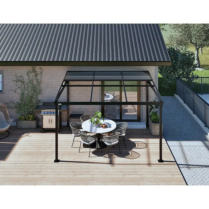 Sojag Terrassenüberdachung Budavar - Schwarz, Metall, L x B x H: 298,5 x 366,5 x 243 cm - Schwarz gerahmte Pergola mit transparenten Dachpaneelen über einem Essbereich auf einer Holzterrasse am Haus.