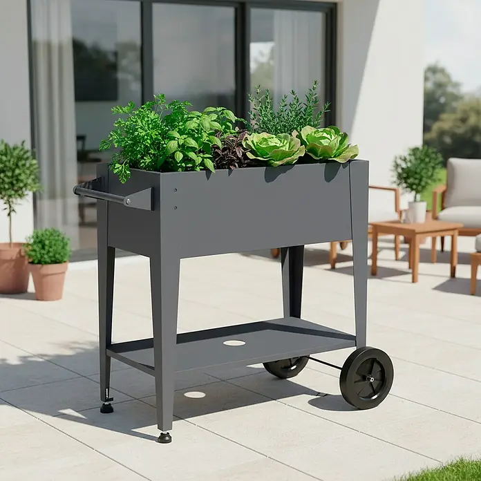Westmann Hochbeet Mobila - 50 x 93 x 80 cm, Metall, Anthrazit - Graues Hochbeet aus Metall auf Rollen, gefüllt mit Kräutern und Salat, auf einer Terrasse stehend.