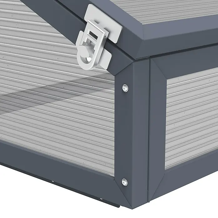 Westmann Frühbeet-Aufsatz Tega - Passend für: Westmann Hochbeete Primus M und Plexa, L x B x H: 100 x 50 x 36 cm - Nahaufnahme einer Frühbeet-Ecke mit dunkelgrauem Aluminiumrahmen, durchscheinenden gerippten Paneelen und einem weißen Metallverschluss.