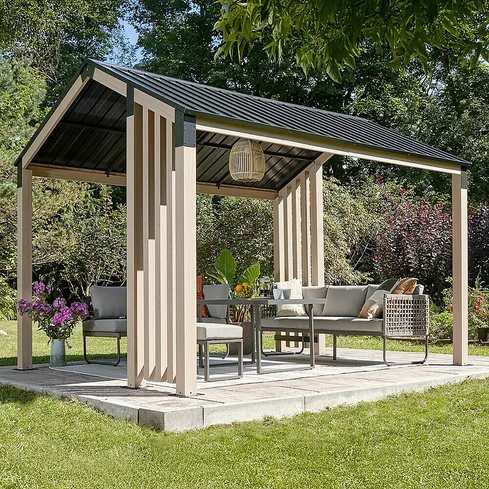 Sojag Standard-Pavillon Lito 1012 - L x B x H: 368,4 x 298 x 296 cm, Natur/Schwarz, Aluminium - Ein modernes Gartenhaus mit schwarzem Metalldach und hellem Holzrahmen, eingerichtet als komfortabler Outdoor-Loungebereich mit grauen Kissen.