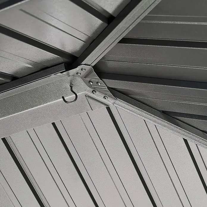 Sojag Standard-Pavillon London 1014 - L x B x H: 424,3 x 299,3 x 310 cm, Aluminium, Schwarz - Nahaufnahme von strukturierten grauen Wellblechpaneelen, Trägern und einer Eckhalterung mit Haken, Teil eines Schuppendaches.