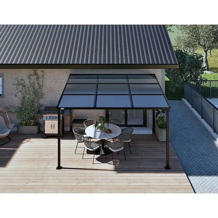 Sojag Terrassenüberdachung Budavar - Schwarz, Metall, L x B x H: 298,5 x 366,5 x 243 cm - Dunkelgraue Terrassenüberdachung mit Glasdachplatten, die einen Essbereich im Freien auf einer Holzterrasse schützt.