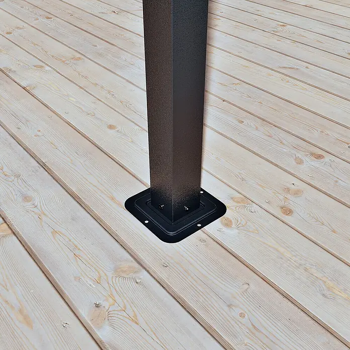 Sojag Terrassenüberdachung Budavar - Schwarz, Metall, L x B x H: 298,5 x 366,5 x 243 cm - Schwarzer Metallpfostenfuß auf hellen Holzplanken befestigt.