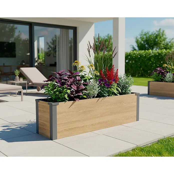 Westmann Pflanzkasten Talus M - Außenmaß (L x B x H): 100 x 25 x 27 cm, Metall, Braun - Pflanzkasten aus hellem Holz und Dunkelgrau, gefüllt mit bunten Pflanzen, auf einer Terrasse.