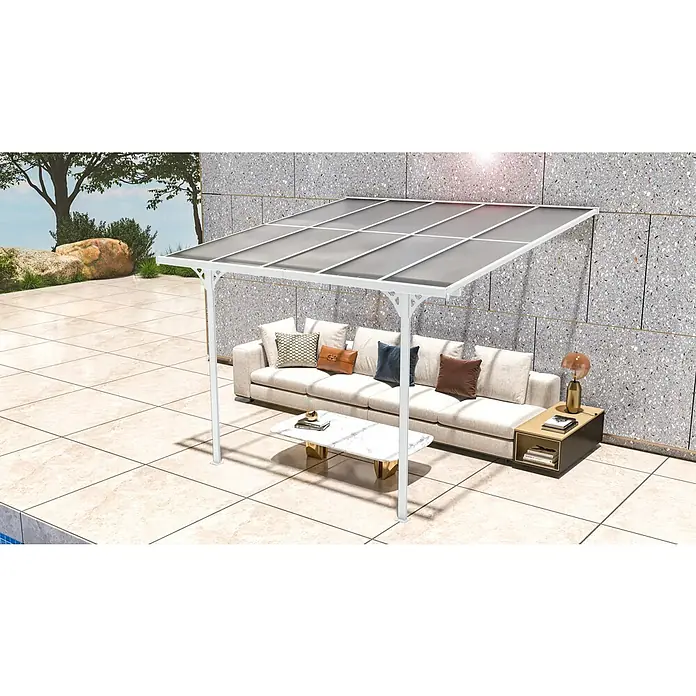 Westmann Terrassenüberdachung Bruce - Metall, Weiß, L x B x H: 300 x 313 x 270 mm - Weißes Terrassen-Vordach mit Metallrahmen und transluzenter Dachplatte, das eine Outdoor-Couch und einen Couchtisch auf einer Terrasse überspannt.