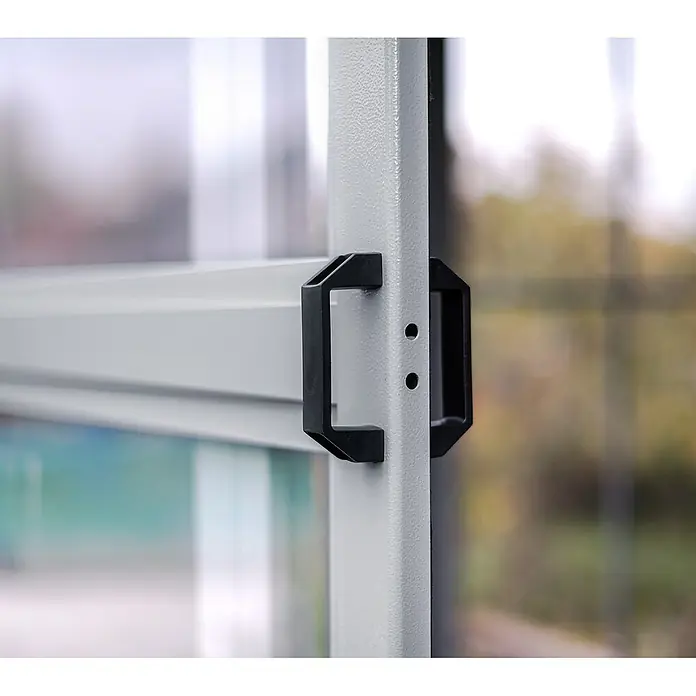 Sojag Standard-Pavillon Olan 1017 - Grau, Schwarz, Metall, L x B x H: 310 x 529,5 x 291 cm - Schwarzer Griff an einem hellgrauen, strukturierten Metallrahmen, möglicherweise einer Tür oder eines Fensters, mit unscharfem Hintergrund.