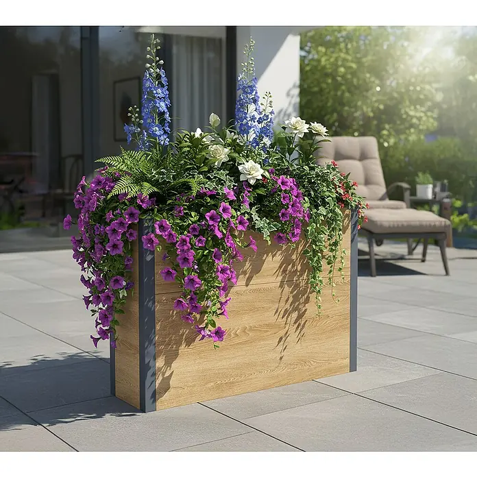 Westmann Pflanzkasten Talus XL - Außenmaß (L x B x H): 100 x 25 x 77 cm, Metall, Braun - Pflanzkasten in Holzoptik mit dunklem Rahmen, gefüllt mit bunten Blumen auf sonniger Terrasse.