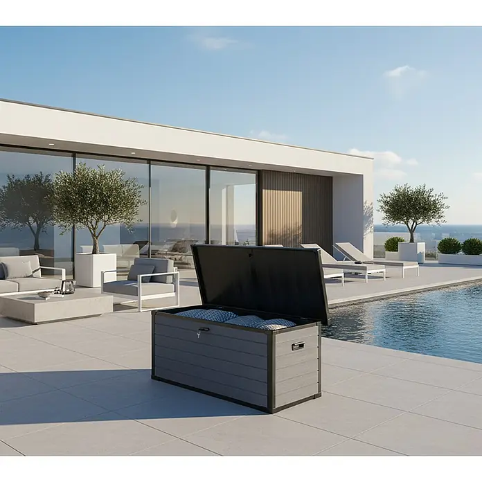 Westmann Auflagenbox Silva - 74 x 150 x 66 cm, Kunststoff, Grau - Dunkelgraue Outdoor-Aufbewahrungsbox mit Lamellen, geöffnet mit blauen Kissen auf moderner Poolterrasse.