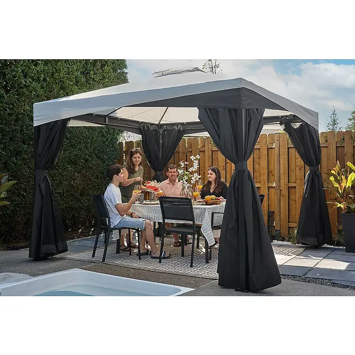 Sojag Standard-Pavillon Malta 1014 - L x B: 305 x 430 cm - Ein weiß-schwarzer Pavillon spendet Schatten für vier Personen, die im Freien speisen, und zeigt dessen Funktion und Design.