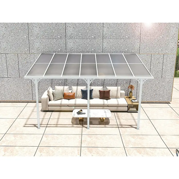 Westmann Terrassenüberdachung Bruce - Metall, Weiß, L x B x H: 300 x 435 x 270 mm - Weiße Terrassenüberdachung mit transluzentem grauem Dach, die Schatten über einem Outdoor-Sofa und Couchtisch auf einer gefliesten Terrasse spendet.