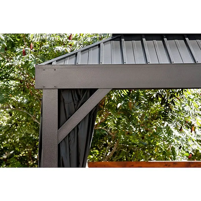 Sojag Standard-Pavillon London 1014 - L x B x H: 424,3 x 299,3 x 310 cm, Aluminium, Schwarz - Detail eines dunkelbronzenen Pavillons mit geripptem Metallhimmel und dunklem Stoffvorhang, vor grünen Blättern.