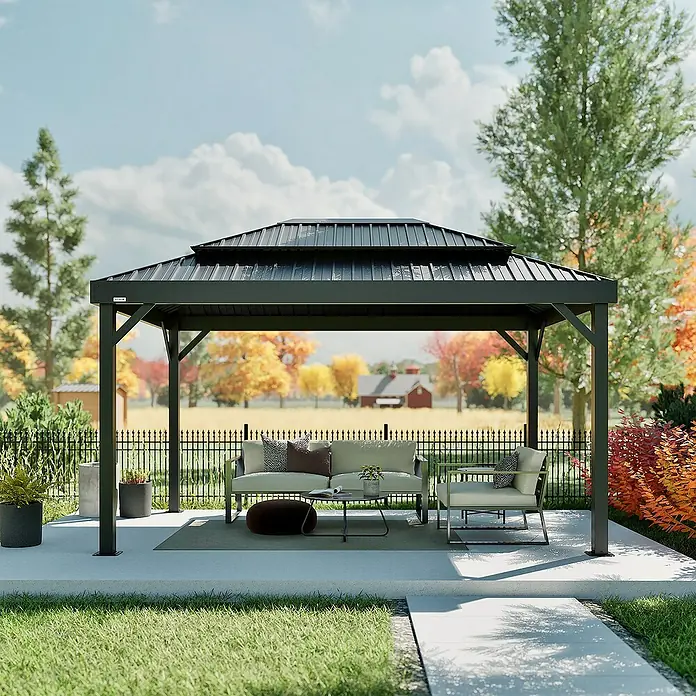 Sojag Standard-Pavillon London 1014 - L x B x H: 424,3 x 299,3 x 310 cm, Aluminium, Schwarz - Schwarzes Metallpavillon spendet Schatten für einen Sitzbereich im Freien auf einer Terrasse.