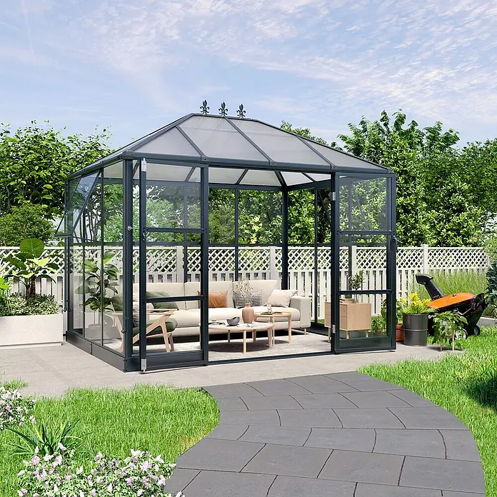 Westmann Gewächshaus Suprema M - Außenbreite inkl. Dachüberstand: 284 cm, Schwarz - Dunkelgraues Gewächshaus mit transparenten Paneelen und dekorativen Ziergiebeln, als Outdoor-Wohnraum im Garten eingerichtet.