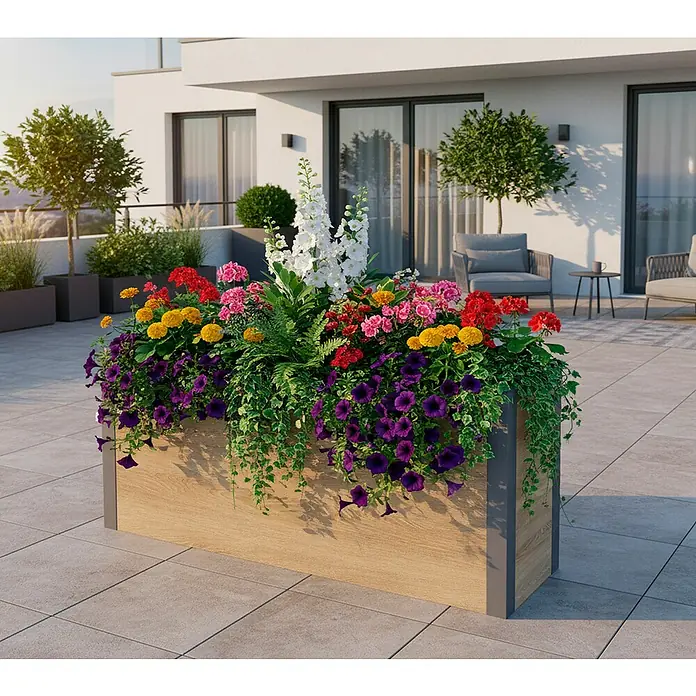 Westmann Pflanzkasten Talus L - Außenmaß (L x B x H): 100 x 25 x 52 cm, Metall, Braun - Großer Pflanzkübel in Holzoptik mit anthrazitfarbenem Rand, bepflanzt mit bunten Blumen auf einer Terrasse.