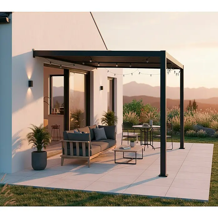 Sojag Terrassenüberdachung Hana - Metall, Schwarz, L x B x H: 305,3 x 399,4 x 270,1 cm - Schwarze Metall-Pergola an einem modernen Haus, überdacht eine Terrasse mit Gartenmöbeln und Lichterketten.