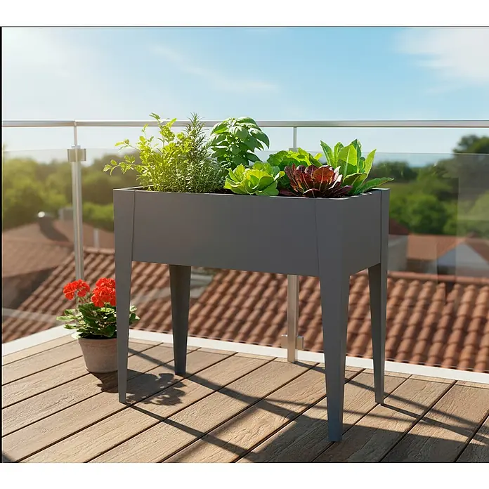 Westmann Hochbeet Vedura - 40 x 74 x 80 cm, Metall, Anthrazit - Dunkelgraues Hochbeet mit Kräutern und Salat auf einer Holzterrasse.