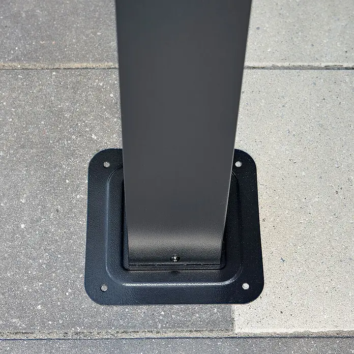 Sojag Standard-Pavillon Kiruna 1012 - Anthrazit, Metall, L x B x H: 299,3 x 364,3 x 297,6 cm - Schwarze Metallfußplatte für einen Pfosten, mit Schraube auf hellgrauen Pflastersteinen befestigt.