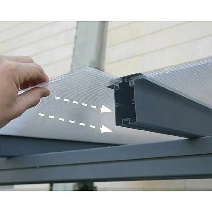 Palram – Canopia Terrassenüberdachung - B x T: 447,5 x 228 cm - Transparente Stegplatte wird in dunkelgraues Profil zur Montage geschoben.