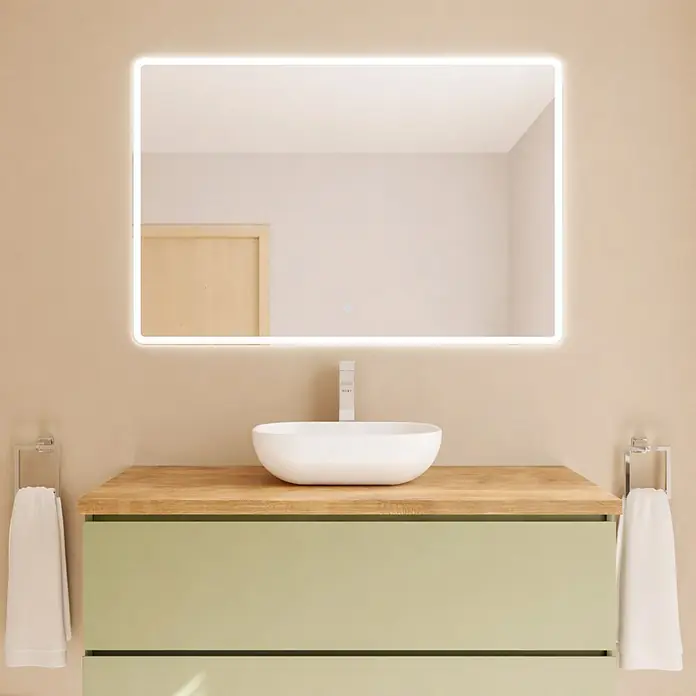 Encimera para lavabo - 46 x 101 x 3 cm, Nature - Mueble de baño verde salvia con encimera efecto madera, lavabo blanco y espejo iluminado. Dos toallas blancas cuelgan de aros cromados.