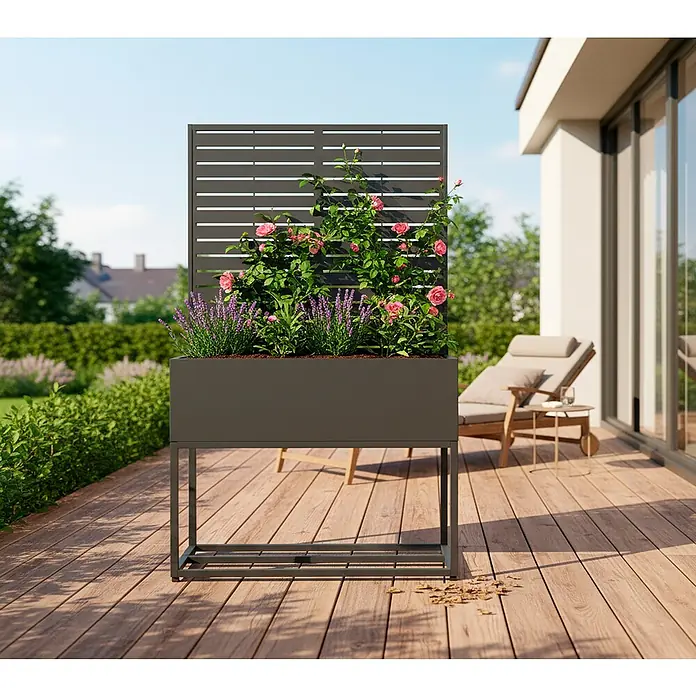 Westmann Pflanzkasten mit Rankgitter Dekora 4 - Außenmaß (L x B x H): 90 x 42,5 x 174 cm, Stahl, Anthrazit - Dunkelgraues Metall-Hochbeet mit integriertem Sichtschutz, gefüllt mit Rosen und Lavendel, auf Holzterrasse.