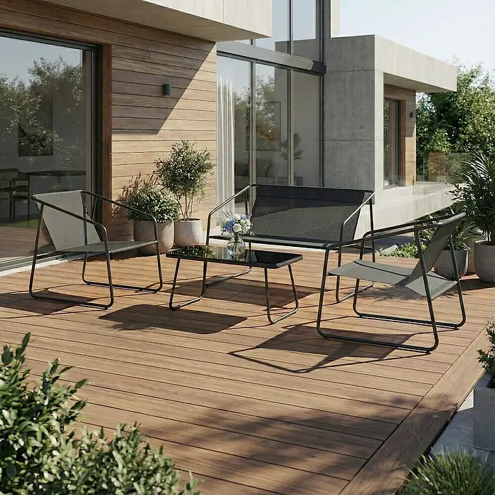 Conjunto de muebles Kateli - 4 pzs., Acero/Textiline, Antracita - Conjunto de patio exterior de metal gris oscuro y malla con dos sillas, un sofá biplaza y una mesa de cristal en una terraza de madera.